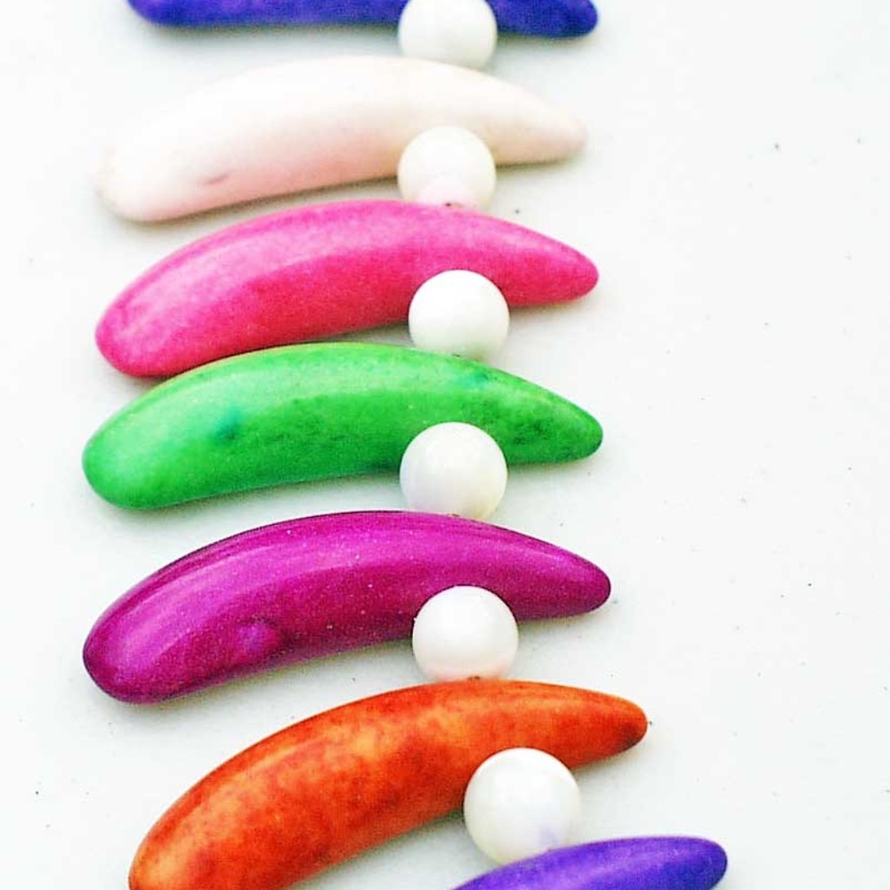COATED CERAMIC TALONS NECKLACE WITH 8mm PEARLS, 18 INCHES LONG, BRIGHT MULTICOLO